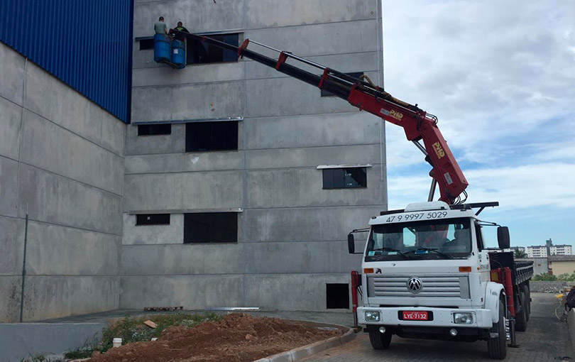 caminhao munck alternativa para guindastes - Vantagens do Caminhão Munck como Alternativa de Guindastes para Cargas em Itajaí