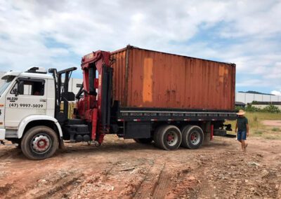 Realizamos Servico de Munck em ItajaiSC para Icamento de Pecas Nauticas e Container 400x284 - Içamento de Pessoas em Itajaí / SC