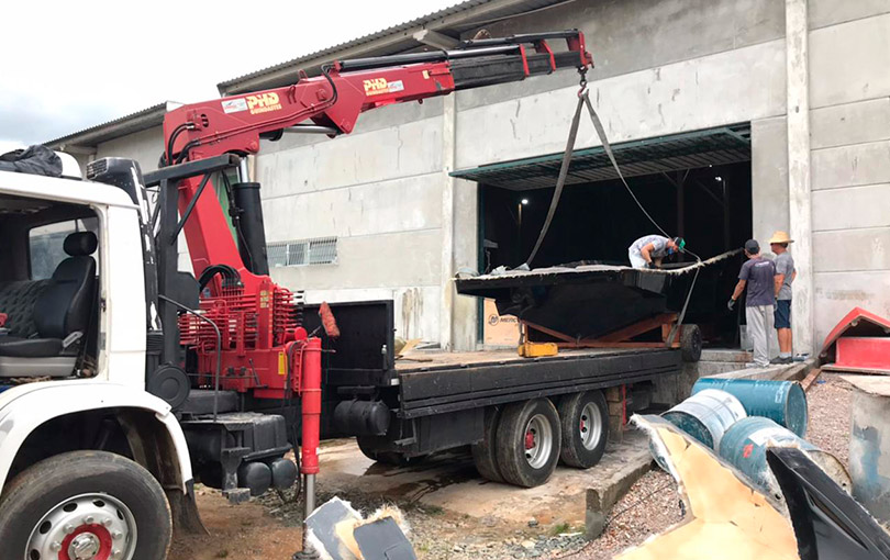 nautico container - Realizamos Serviço de Munck em Itajaí/SC para Içamento de Peças Náuticas e Container