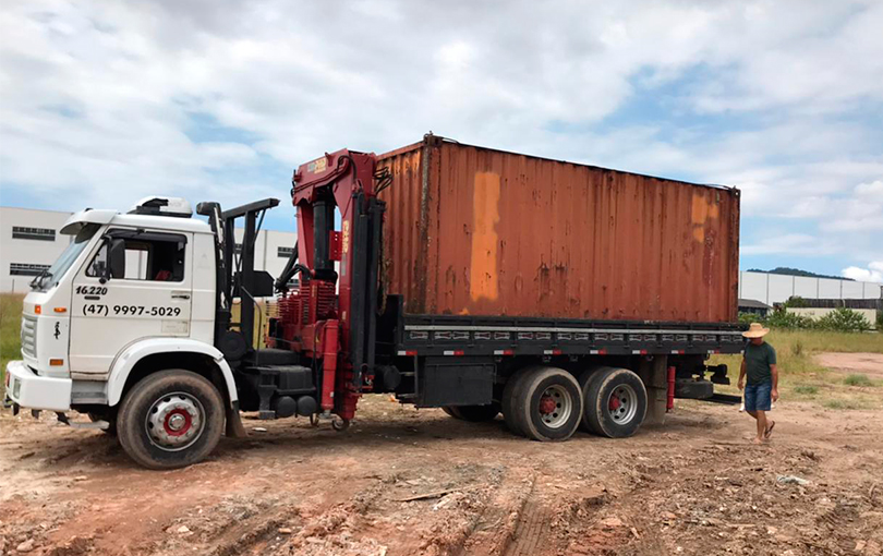 Está precisando fazer o transporte de algum container até a obra? Fale conosco