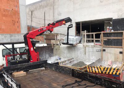 quais os usos do caminhao munck na construcao civil 400x284 - Içamento de Pessoas em Itajaí / SC