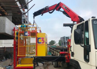 caminhco munck em balneario camboriu a soluacao para obras complexas 400x284 - Içamento de Pessoas em Itajaí / SC