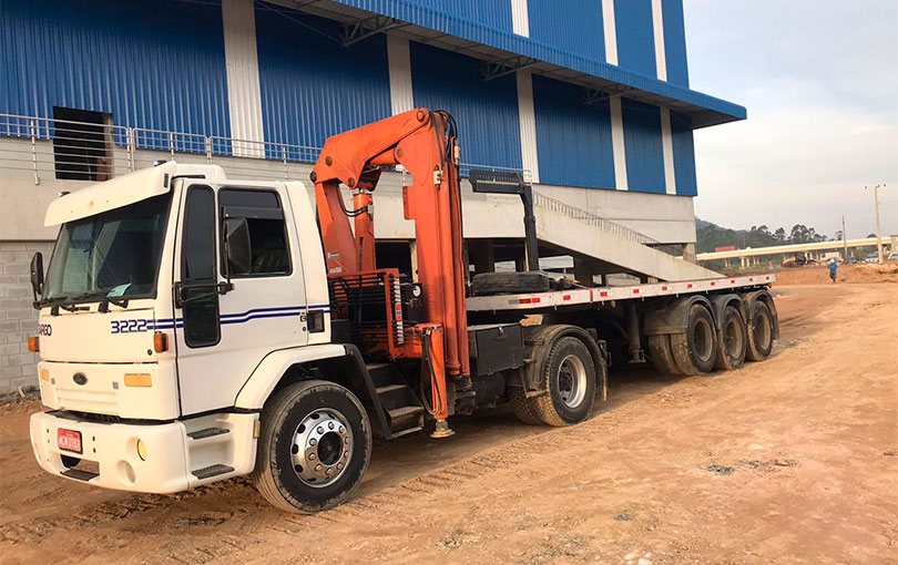 Caminhão munck em Navegantes: soluções que ele pode oferecer