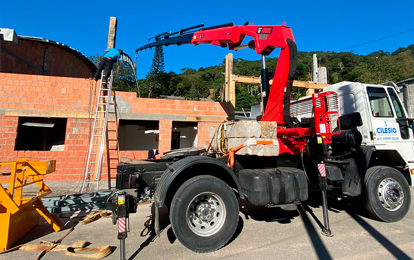 A importância do caminhão munck na construção civil