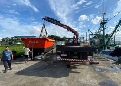 icamento de pecas nauticas em itajai 02 400x284 - Transporte e Içamento de Equipamentos Náuticos em Itajaí / SC