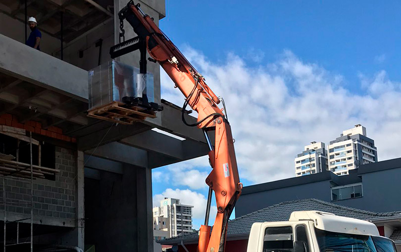 Saiba mais sobre a importância do transporte vertical na construção civil