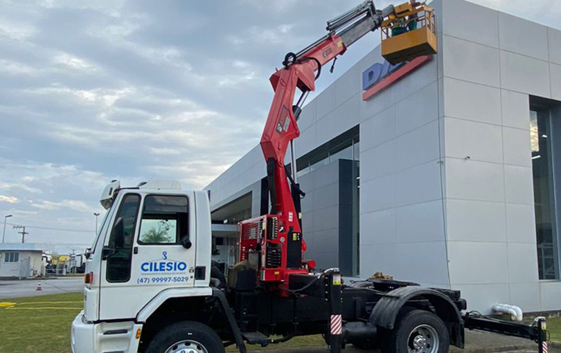 Aluguel de cesto aéreo em Itajaí: conheça os cuidados para o içamento