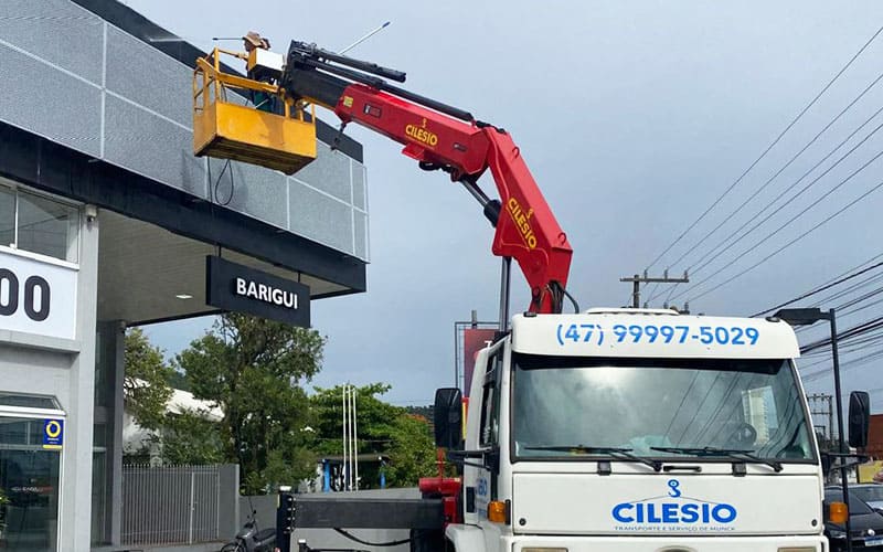 munck com cesto aereo - Equipamentos