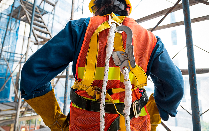 Como a segurança do trabalho é crucial nas operações com caminhão munck