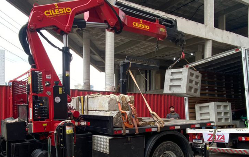 Descubra o papel fundamental do munck na movimentação de containers em Navegantes