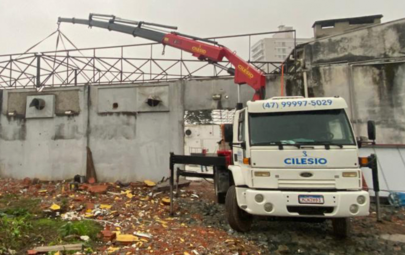 logistica pesada - Por que caminhões munck são essenciais em obras e logística pesada?