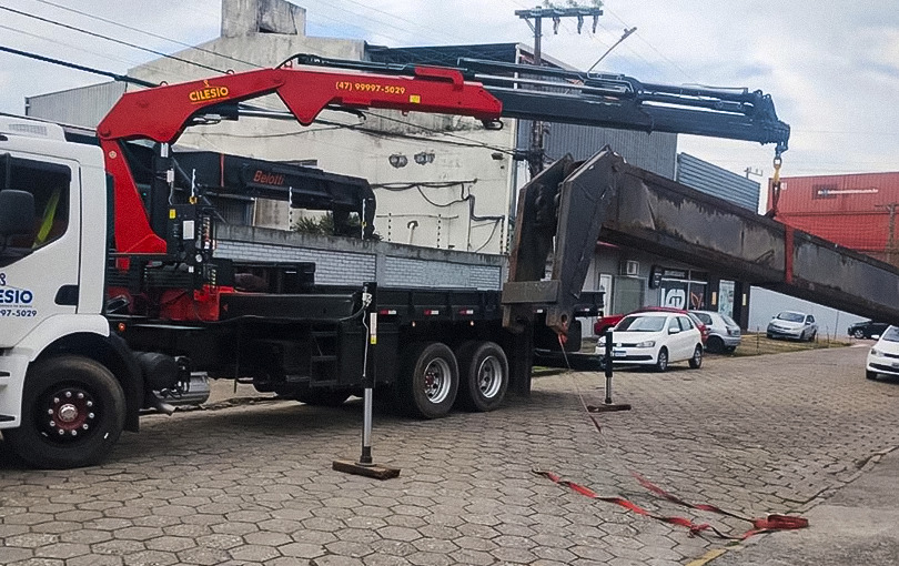 cargas pesadas - Desvende como o caminh&atilde;o munck agiliza a movimenta&ccedil;&atilde;o de cargas pesadas