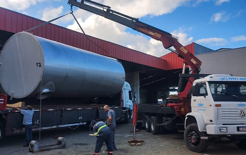 Desvende como o caminhão munck agiliza a movimentação de cargas pesadas