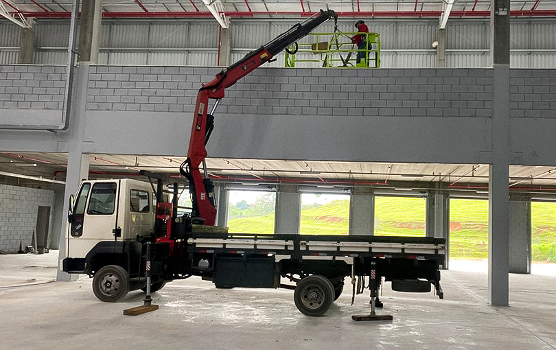 Conheça os cuidados ao içar cargas de formatos diferentes