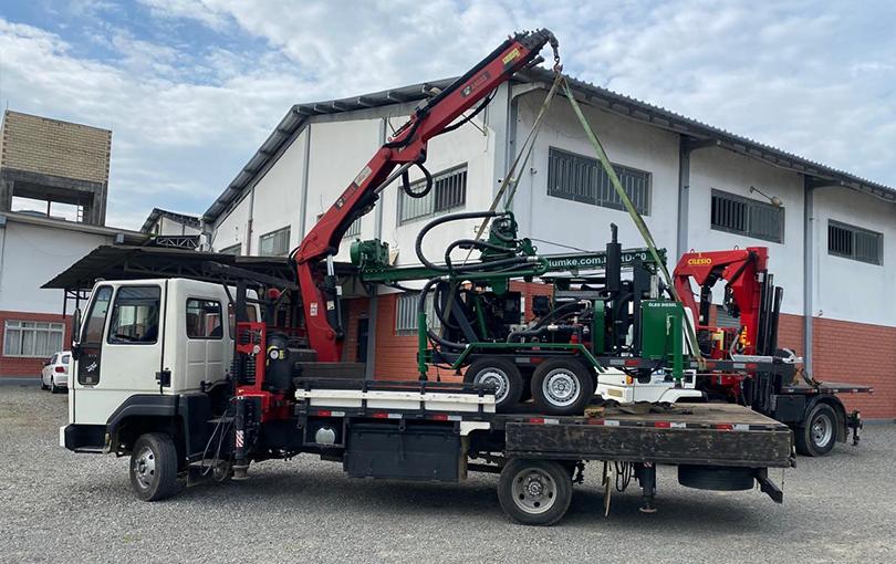 Conheça os procedimentos de cargas e descargas com caminhão munck