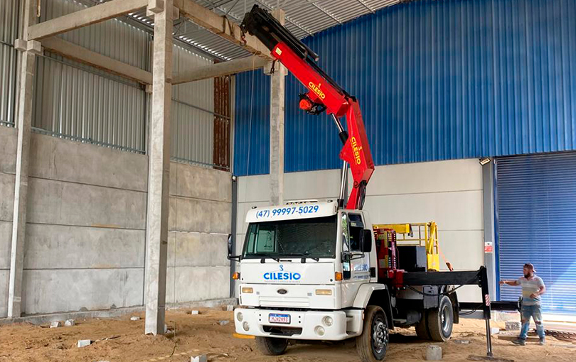 estruturas metalicas - Aluguel de munck em Cambori&uacute;: 7 dicas para montagem de estruturas met&aacute;licas