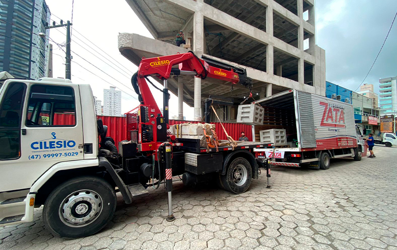 Aluguel de munck em Itajaí: confira as funcionalidades no canteiro de obras