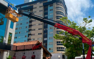 conheca os principais usos do caminhao munck com cesto aereo 400x250 - In&iacute;cio