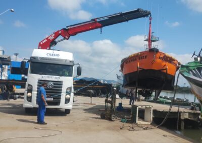 icamento de pecas nauticas em itajai 04 400x284 - Transporte e I&ccedil;amento de Equipamentos N&aacute;uticos em Itaja&iacute; / SC